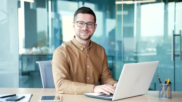 Portret Odnoszącego Sukcesy Biznesmena Koszuli Okularach Siedzącego Przy Laptopie Biurze — Wideo stockowe