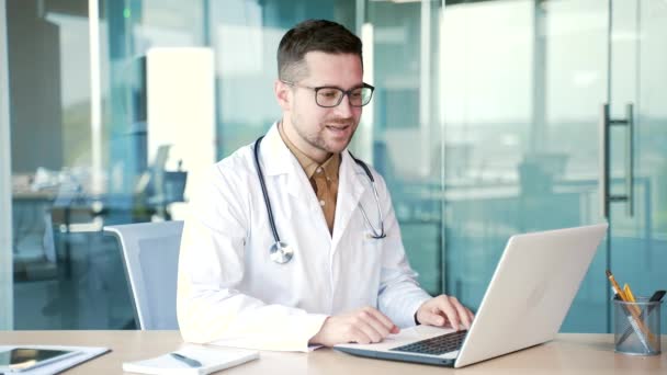 Doutor Falando Videochamada Usando Laptop Clínica Hospital Médico Médico Confiante — Vídeo de Stock