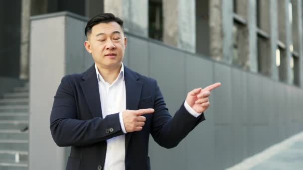 Empresário Asiático Feliz Terno Que Aponta Com Dedos Espaço Vazio — Vídeo de Stock