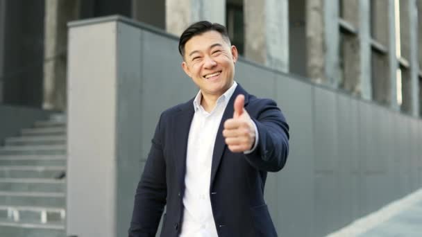 Улыбающийся Азиатский Бизнесмен Официальном Костюме Показывает Большой Палец Смотрящий Камеру — стоковое видео