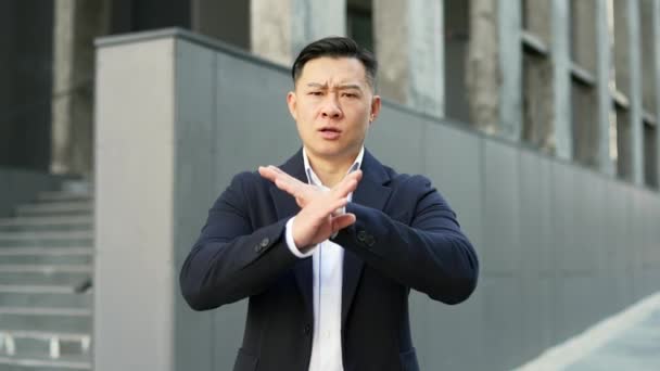 Азиатский Бизнесмен Формальном Костюме Показывает Скрещенные Руки Знак Тряся Головой — стоковое видео