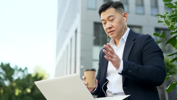 Asiatischer Geschäftsmann Formellen Anzug Mit Kopfhörer Der Mit Einem Laptop — Stockvideo