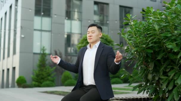 Asiatisk Affärsman Formell Kostym Mediterar Med Slutna Ögon Sitter Bänk — Stockvideo