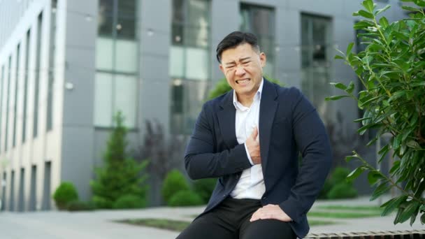 Asijský Podnikatel Formálním Obleku Infarkt Když Sedí Lavičce Ulici Poblíž — Stock video
