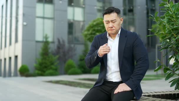 Азіатський Бізнесмен Офіційному Костюмі Який Страждає Нудотою Хоче Блювати Сидячи — стокове відео