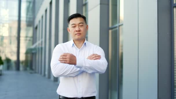 Porträtt Lycklig Asiatisk Affärsman Skjorta Som Står Gatan Nära Kontorsbyggnad — Stockvideo