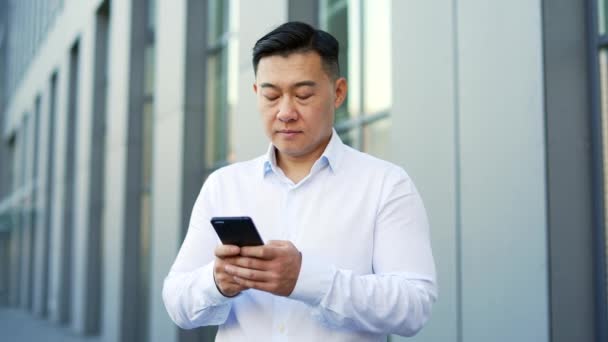Homme Affaires Asiatique Confiant Dans Une Chemise Utilise Smartphone Tout — Video