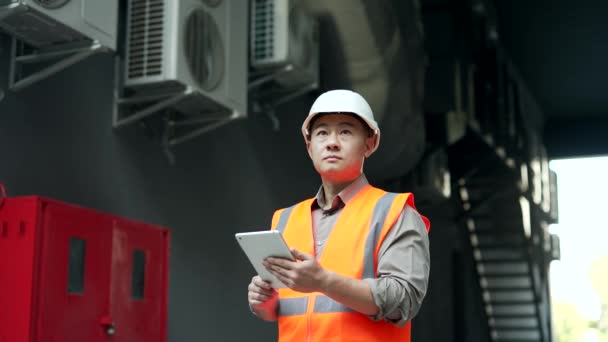 Επαγγελματίας Μηχανικός Φορώντας Κράνος Ασφαλείας Και Γιλέκο Στέκεται Στο Εργοστάσιο — Αρχείο Βίντεο