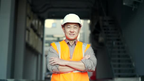Porträt Eines Lächelnden Asiatischen Ingenieurs Mit Schutzhelm Und Weste Der — Stockvideo