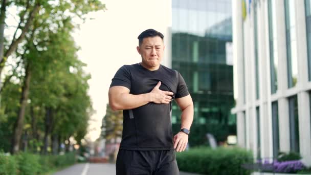 Yetişkin Bir Asyalı Koşucu Sabah Vakti Kalp Krizi Göğüs Ağrısı — Stok video