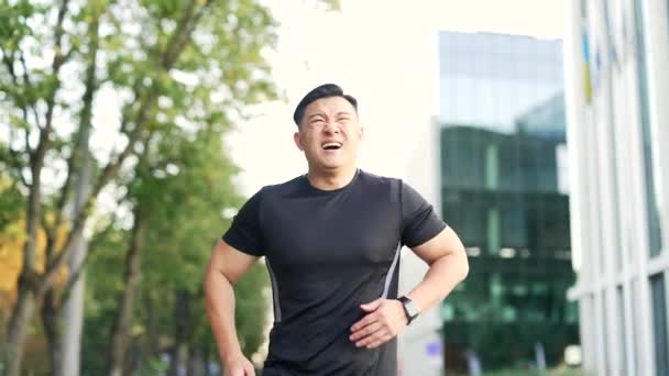 Asiatisk Idrottsman Känner Magsmärtor Körning Stadsgata Manlig Löpare Svart Shirt — Stockvideo