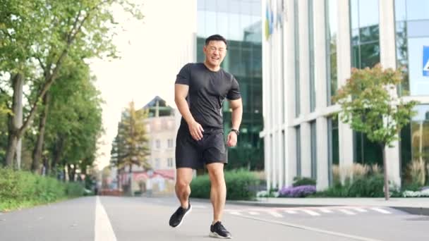 Corredor Asiático Atleta Con Dolor Muscular Calle Ciudad Hombre Masajeando — Vídeo de stock