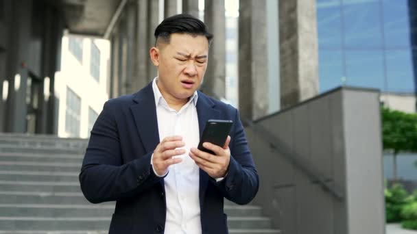 Preoccupato Uomo Affari Asiatico Abito Formale Leggere Cattive Notizie Smartphone — Video Stock