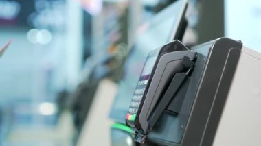 Tezgâhtaki Kadın 'ı yakın plan kredi kartıyla elektronik ödeme süpermarketi satın al. Afro-amerikan kadın el ödemesi mağazalarda Temassız NFC Terminal Kapatma Kartı okuyucu