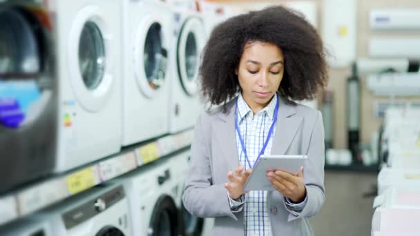 Vendedora Gerente Feminina Loja Eletrodomésticos Trabalhando Tablet Computer Checking Inventory — Vídeo de Stock