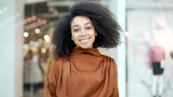 Portretul Fericit Fericit Tânără Cumpărător Cumpărături Mall După Vânzări Reducere — Videoclip de stoc