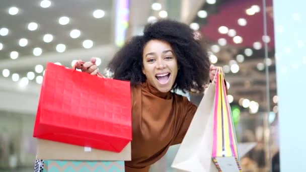 Portrait Heureux Heureux Jeune Femme Shopper Shopping Dans Centre Commercial — Video
