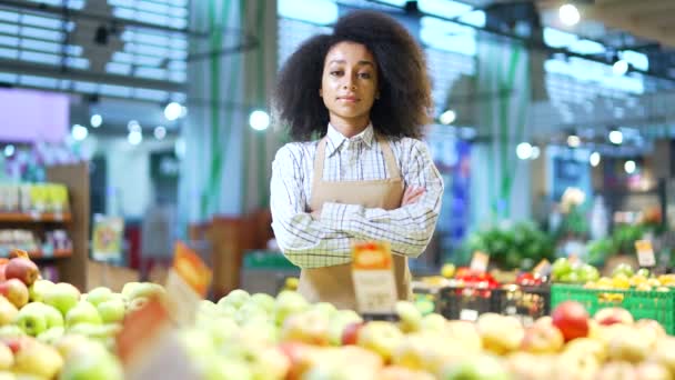 スーパーマーケットのセールスマンの女性労働者の肖像画は カメラと笑顔を見ている アフリカ系アメリカ人の黒人女性の従業員の事務員は食料品店でハッピーポジティブなグリーンサーの少女市場で — ストック動画
