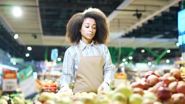 Afro Americano Preto Mulher Greengrocer Trabalhador Supermercado Mercearia Uma Pequena — Vídeo de Stock