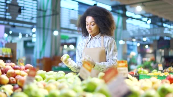 Mujer Negra Afroamericana Trabajadora Frutería Supermercado Tienda Comestibles Dueño Una — Vídeos de Stock