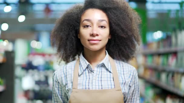 Potret Seorang Pramuniaga Wanita Pekerja Supermarket Melihat Kamera Tersenyum Wanita — Stok Video