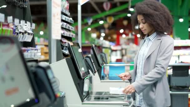 Compradora Usando Cajero Autoservicio Supermercado Escaneo Del Cliente Produce Artículos — Vídeo de stock