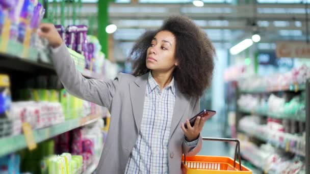 Fiatal Vásárol Egy Szupermarketben Sétáló Választott Termékek Egy Élelmiszerboltban Boldog — Stock videók