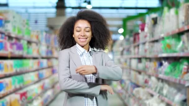 Портрет Веселой Позитивной Афроамериканки Стоящей Супермаркете Между Рядами Смотрящей Камеру — стоковое видео
