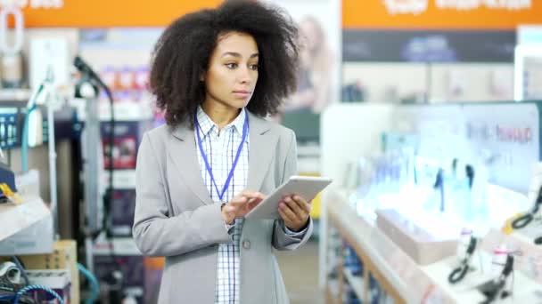 Aletleri Mağazasında Kadın Satıcı Tablet Bilgisayar Envanter Kontrol Çalışıyor Nternet — Stok video