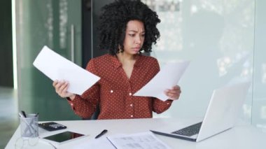 Kafası karışmış Afro-Amerikan kadın muhasebeci ofiste çalışan evrak işlerinde zorlanıyor. Finansör mali rapordan memnun değil. Kafası karışmış siyah kadın sorunu anlayamaz.