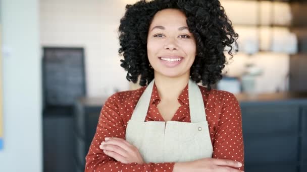 Zbliżenie Portret Młodej Afrykanki Amerykańskiej Właścicielki Małego Biznesu Stoi Lokalnej — Wideo stockowe