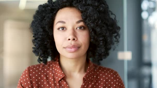 Közelkép Egy Fiatal Boldog Afro Amerikai Női Alkalmazottról Munkahelyén Üzleti — Stock videók