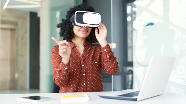 Giovane Impiegata Afroamericana Lavora Con Occhiali Simulatore Realtà Virtuale Mentre — Video Stock