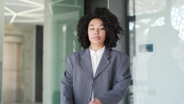 Retrato Una Joven Empresaria Afroamericana Confiada Traje Pie Una Oficina — Vídeo de stock