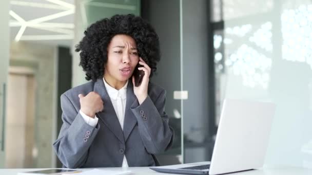 Mulher Negócios Afro Americana Irritada Discutindo Falar Telefone Celular Enquanto — Vídeo de Stock