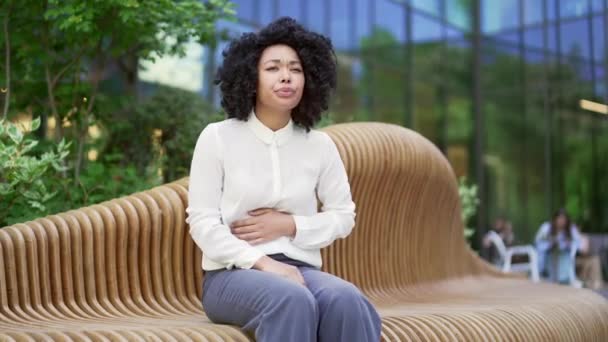 Mujer Afroamericana Joven Enferma Que Sufre Dolor Estómago Mientras Está — Vídeo de stock