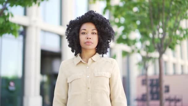 Retrato Una Estudiante Afroamericana Seria Pie Con Los Brazos Cruzados — Vídeos de Stock
