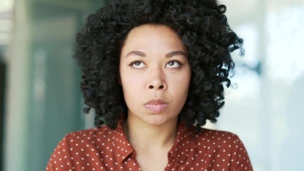 Közelkép Portré Dühös Fiatal Afro Amerikai Női Alkalmazott Dühös Arcát — Stock videók