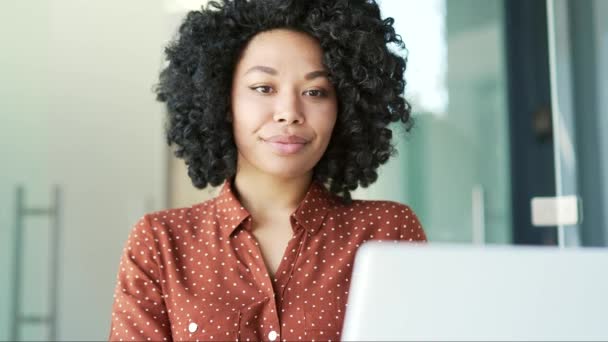 快乐的年轻非洲裔美国女雇员坐在办公室的笔记本电脑上完成了工作 笑容满面的黑人女人把双手放在脑后 躺在椅子上 完成的工作 — 图库视频影像
