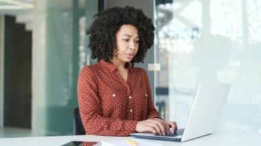 Alerji saldırısı Itch veya pruritus. Afrika kökenli Amerikalı kadın alerjik reaksiyon ya da ofiste oturan sivrisinek ısırığı yüzünden acı çekiyor. Siyahi kadınlarda uyuz olur ya da stres yüzünden vücutlarında çizikler olur.