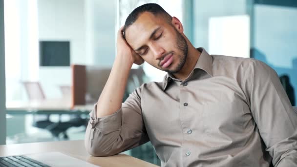 オフィスの睡眠不足の従業員は 提案や電子メールで作業中に退屈し 怠惰で疲れました 疲労中に燃え尽き 欲求不満と疲労を抱えるデスクの高価な男性は 職場を疲れさせます — ストック動画