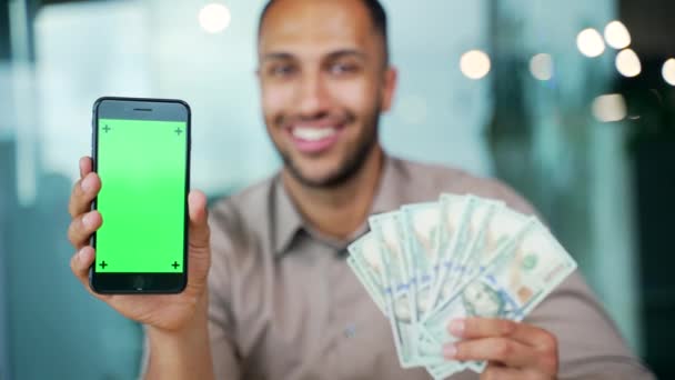 Sürpriz Mutlu Adam Elinde Para Var Cep Telefonu Uygulamasını Boş — Stok video