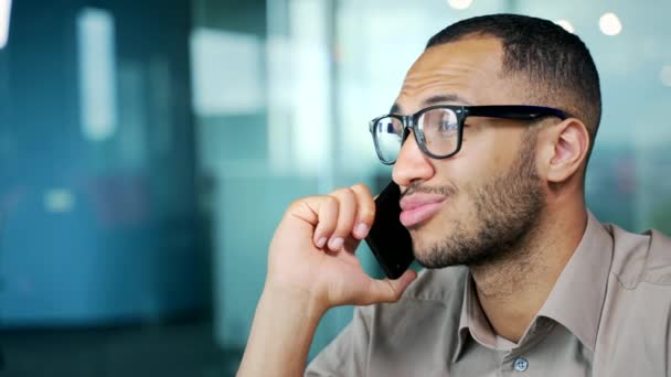 Zblízka Usmívající Muž Brýlích Mluví Smartphonu Moderní Kanceláři Mladý Šťastný — Stock video