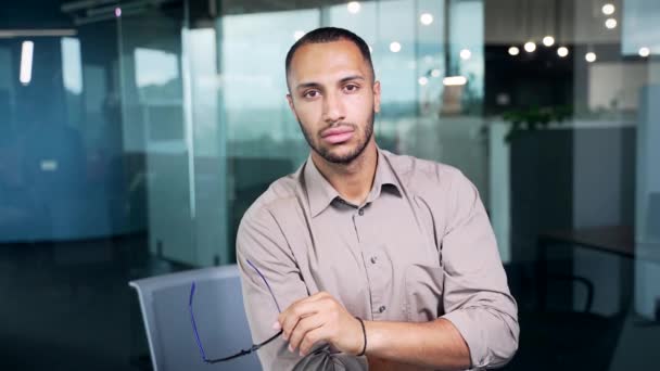 Portré Magabiztos Alkalmazott Vállalkozó Jóképű Vegyes Faj Arab Latin Férfi — Stock videók