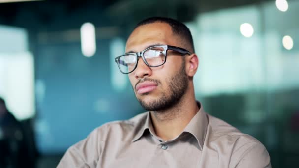 Pensativo Serio Árabe Hombre Negocios Gafas Mirando Hacia Otro Lado — Vídeos de Stock