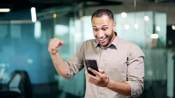 Jonge Zakenman Viert Overwinning Lezen Geweldig Nieuws Resultaat Smartphone Tijdens — Stockvideo