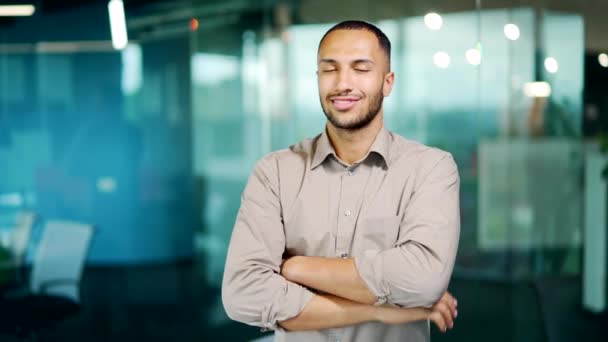 Retrato Jovem Adulto Empresário Empregado Homem Camisa Sorrindo Olhando Para — Vídeo de Stock