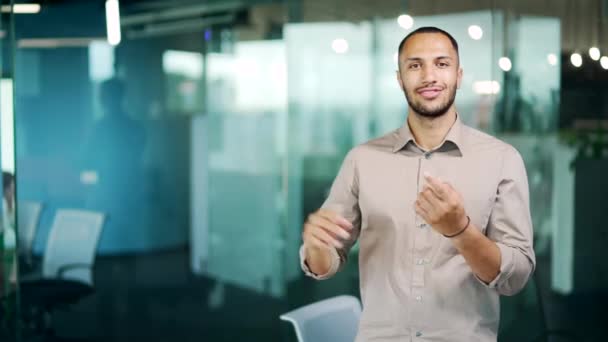 텍스트에 공간에서 손가락을 가리키는 잘생긴 사업가 사무실에 Copyspace 히스패닉 아프리카계 — 비디오