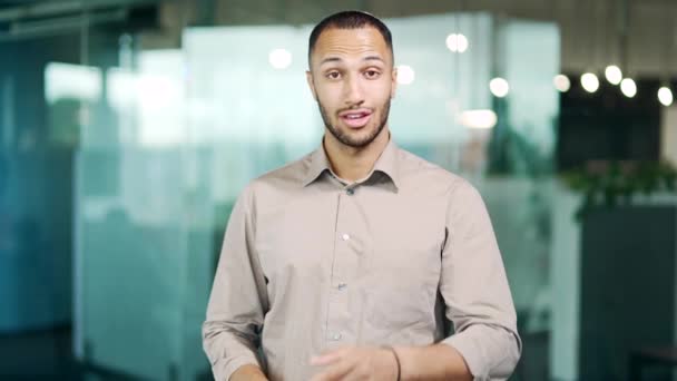 Magabiztos Boldog Üzletember Meghív Hogy Csatlakozz Csapathoz Egy Modern Irodában — Stock videók