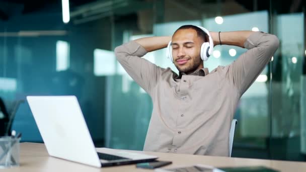 Mladý Muž Zaměstnanec Naslouchá Uklidňující Relaxační Zvuky Vychutnat Klidnou Hudbu — Stock video